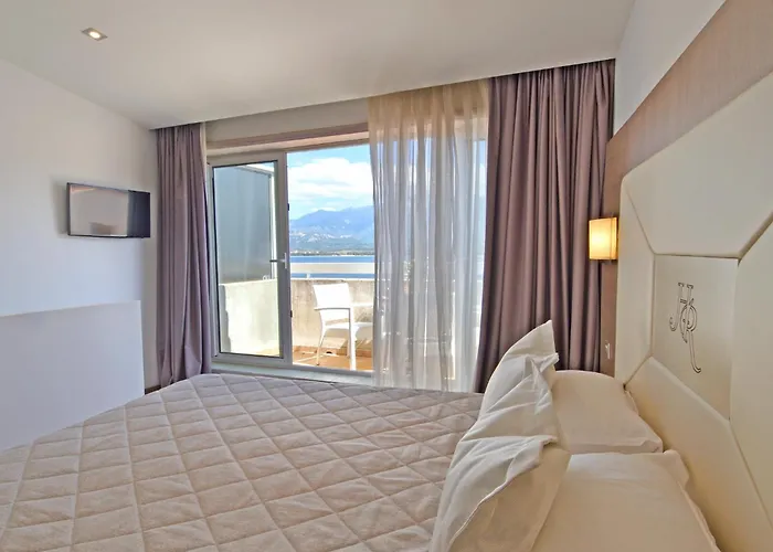 オテル ル ロシェ カルヴィ